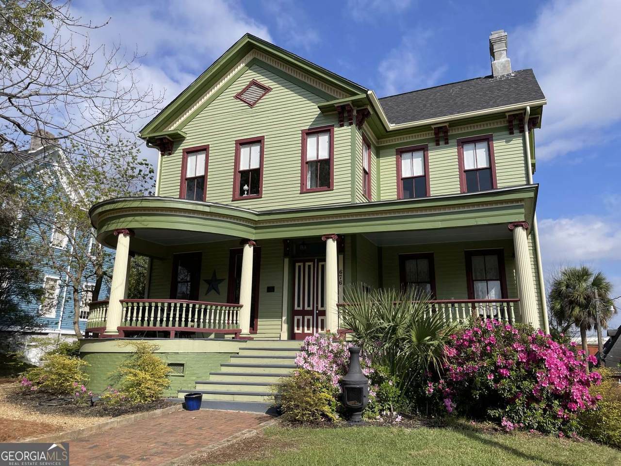 676 College Street - Photo 1