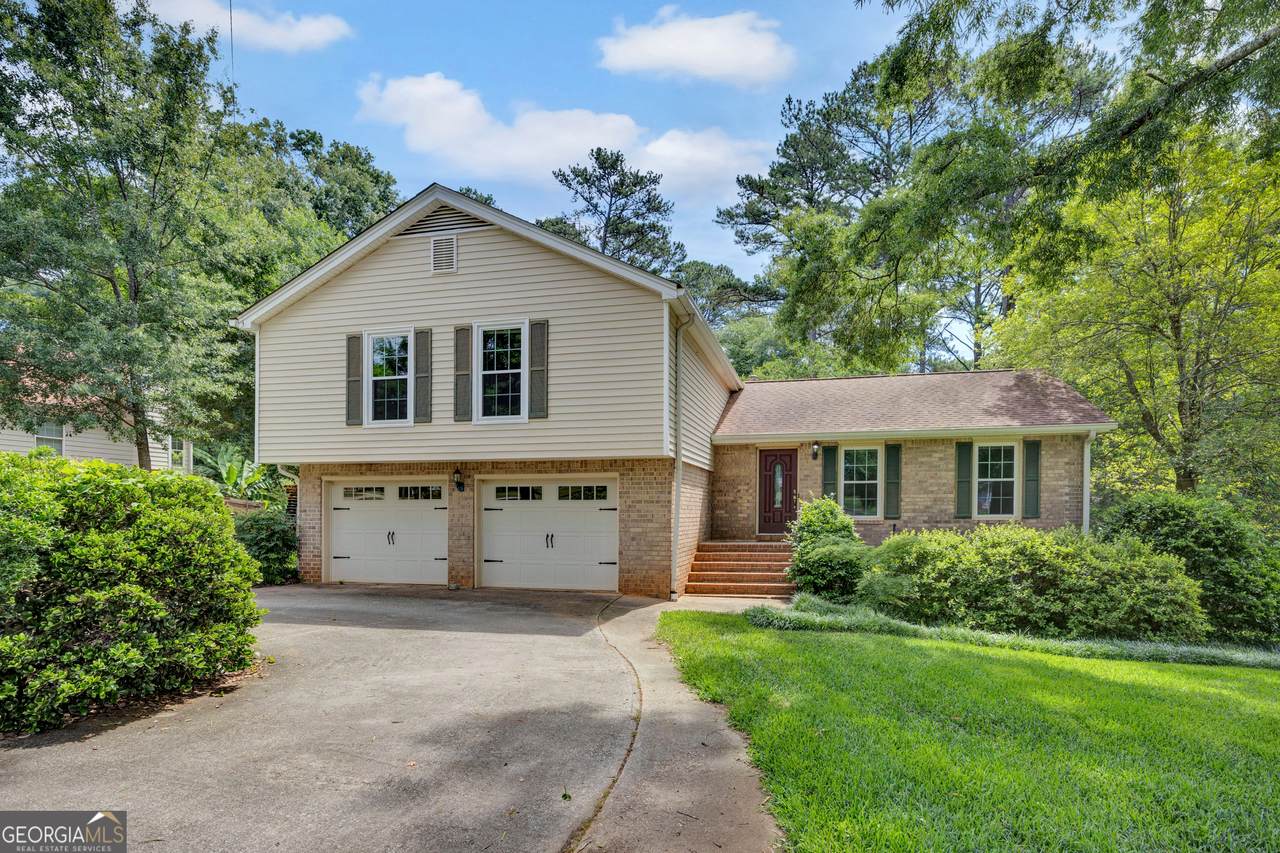 2416 Fieldstone Drive - Photo 1
