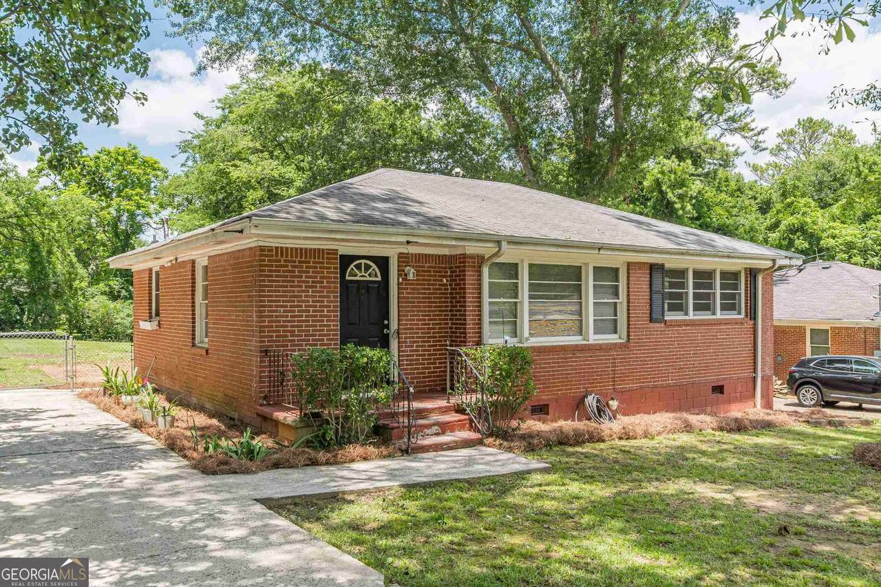 818 Sherwood Circle - Photo 1