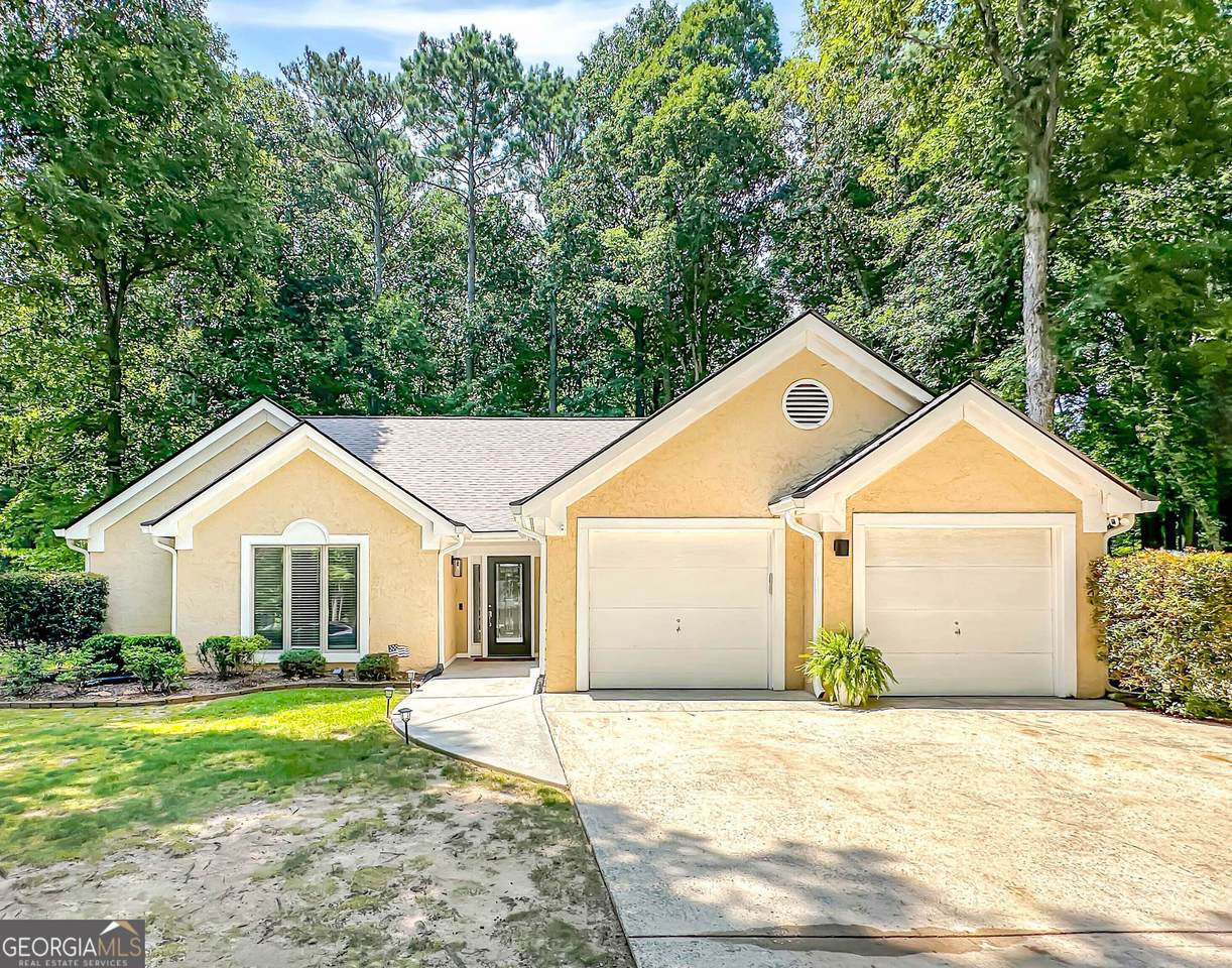244 Claridge Curve - Photo 1