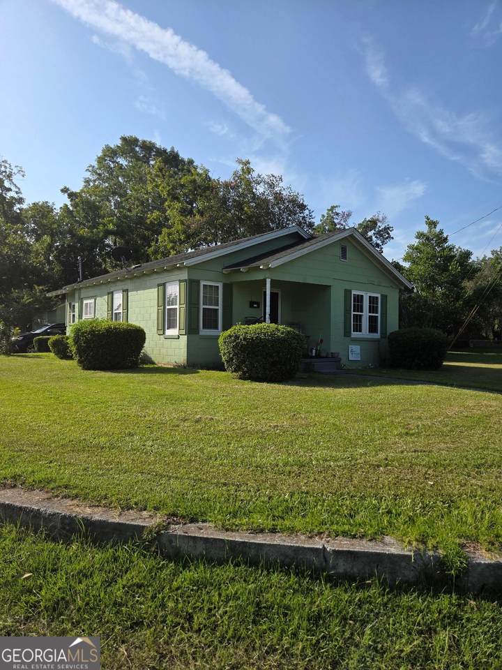 713 Thompson Street - Photo 1