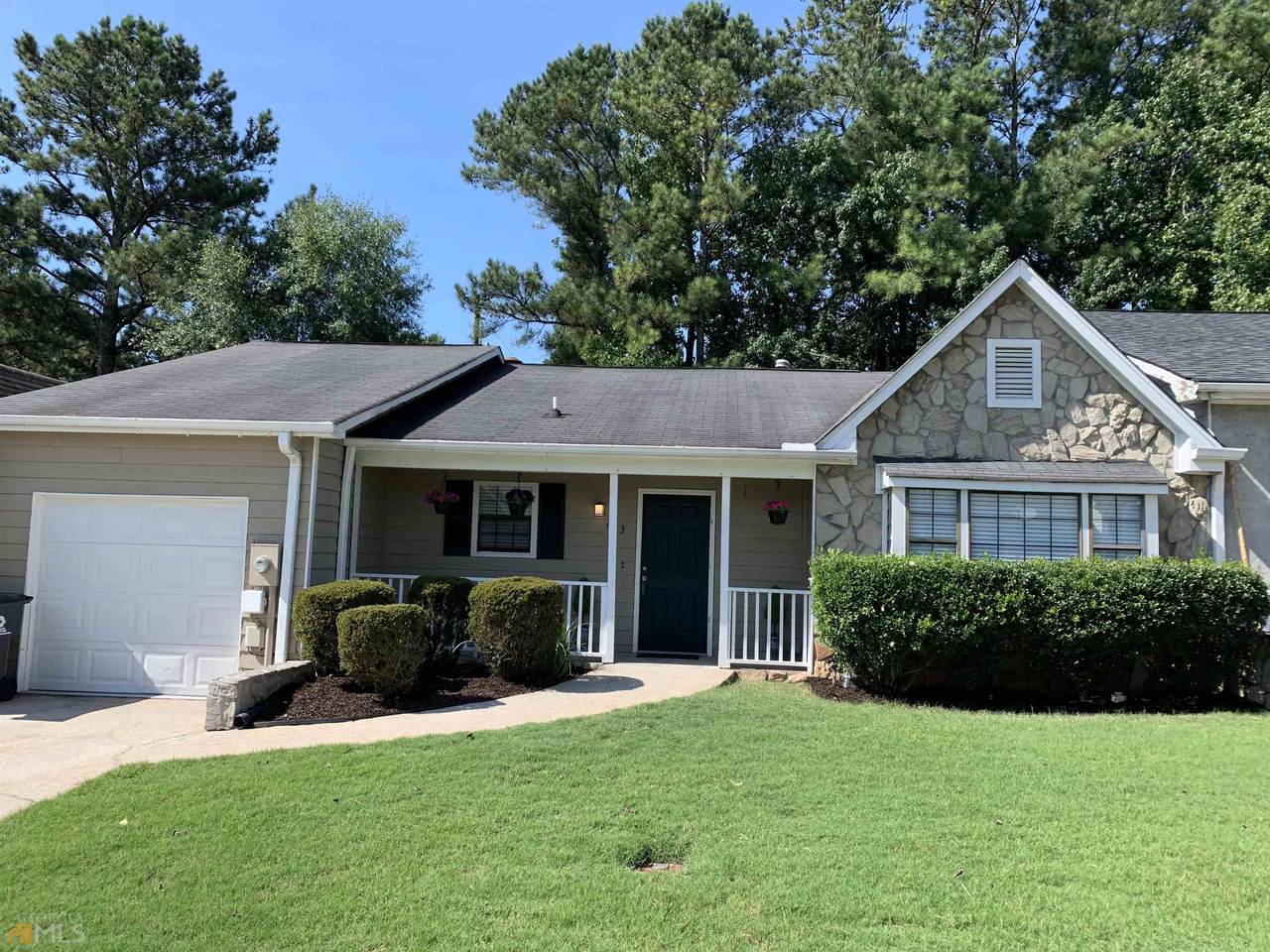 203 Oak Cir N - Photo 1