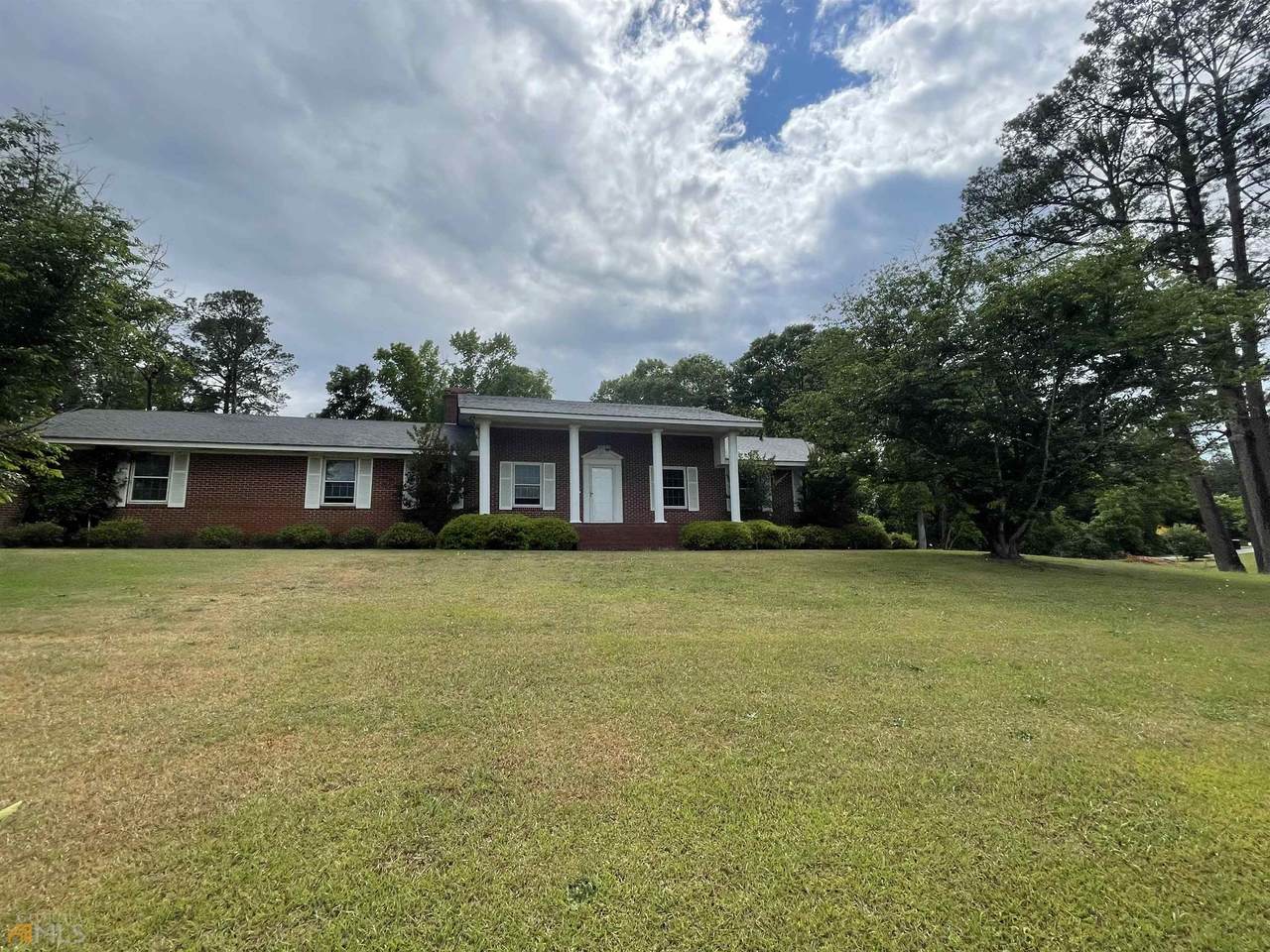 105 Lakeview Drive - Photo 1