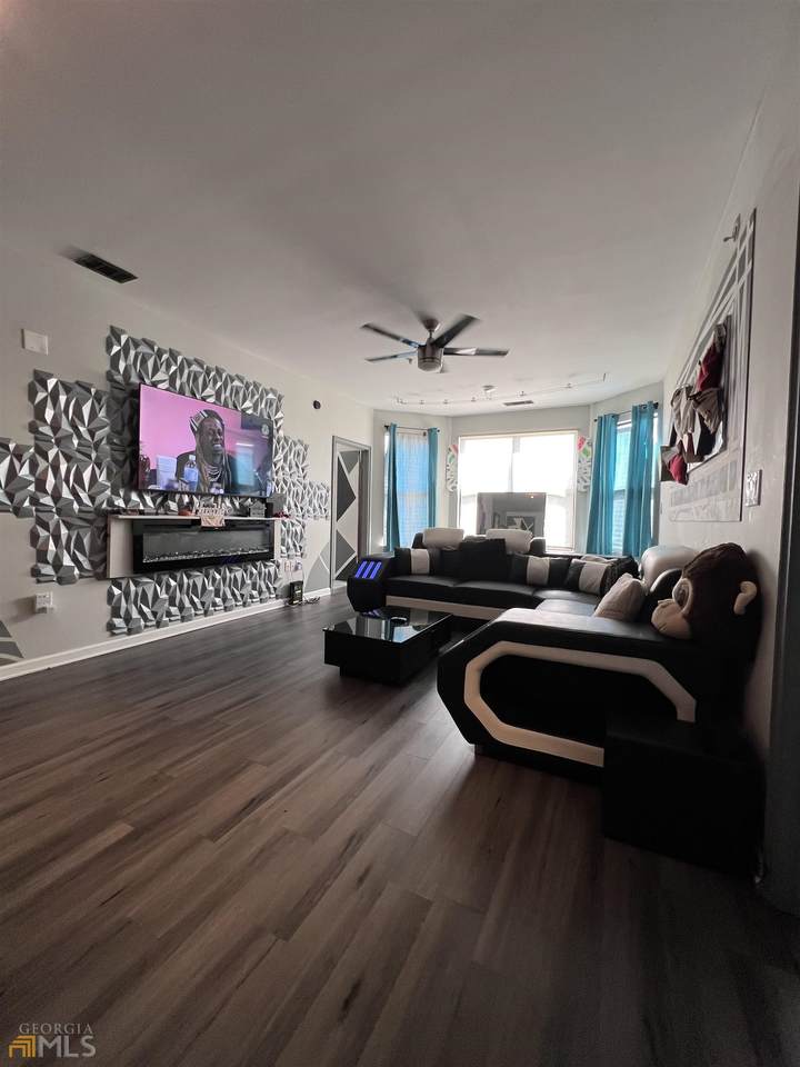 898 Oak Street - Photo 1