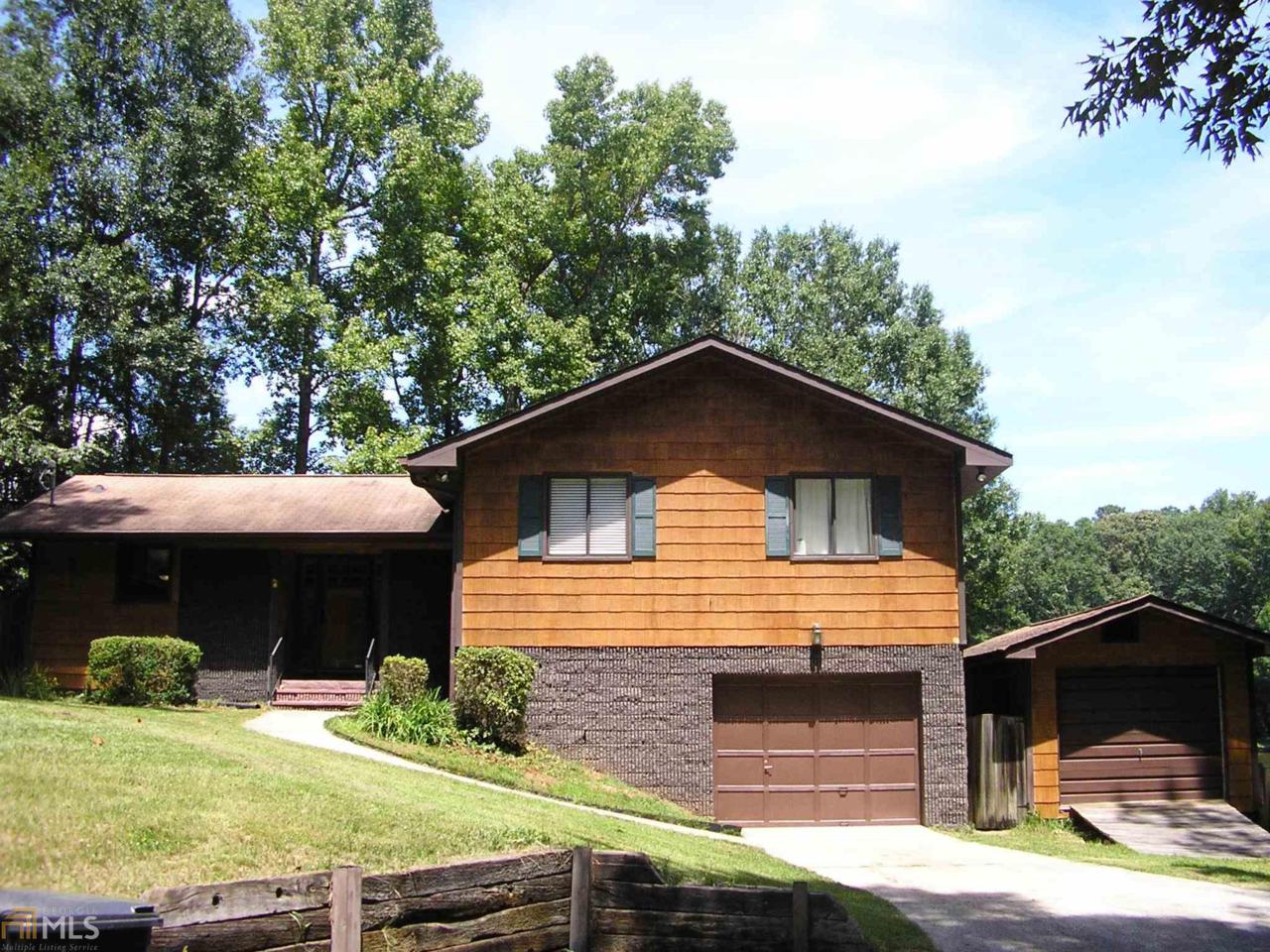 205 Commodore Dr - Photo 1