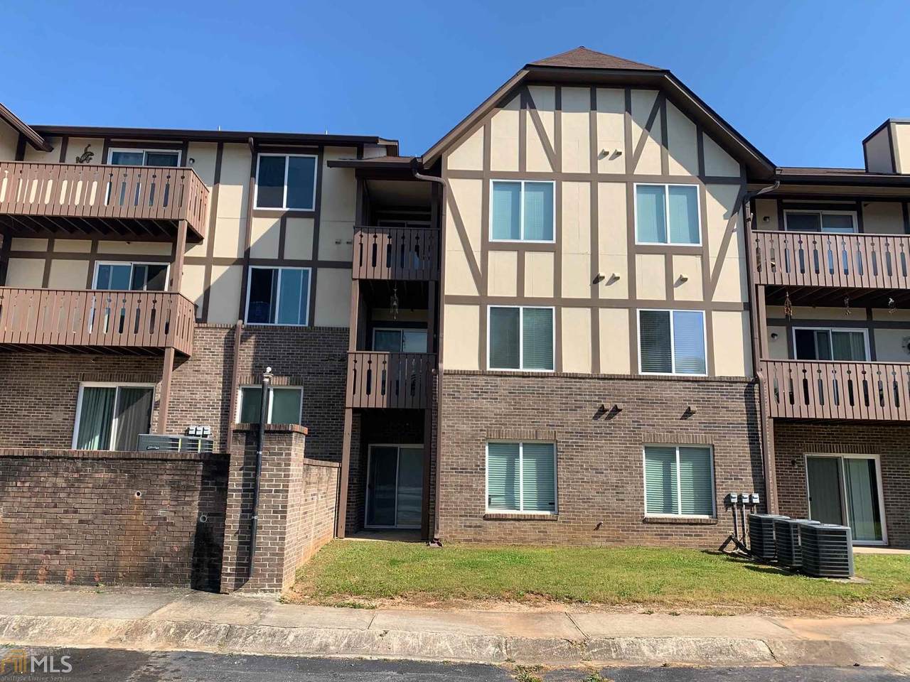 504 Camelot Dr - Photo 1
