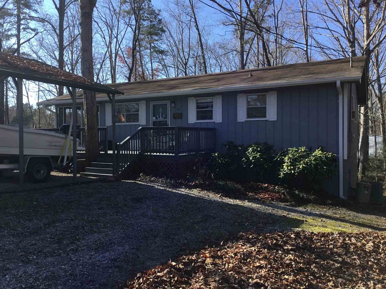 511 Lakeshore Cir - Photo 1