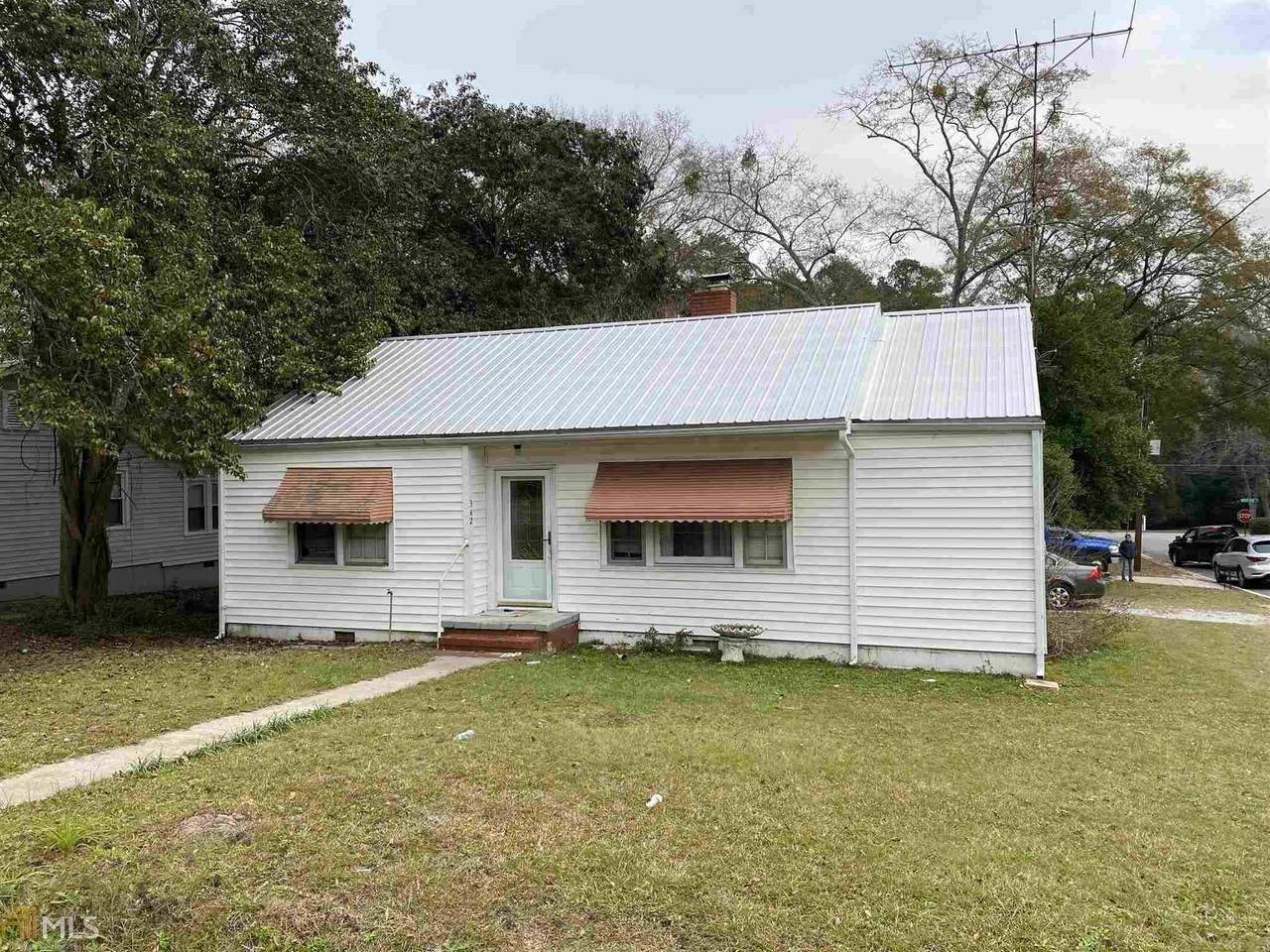 342 College St - Photo 1