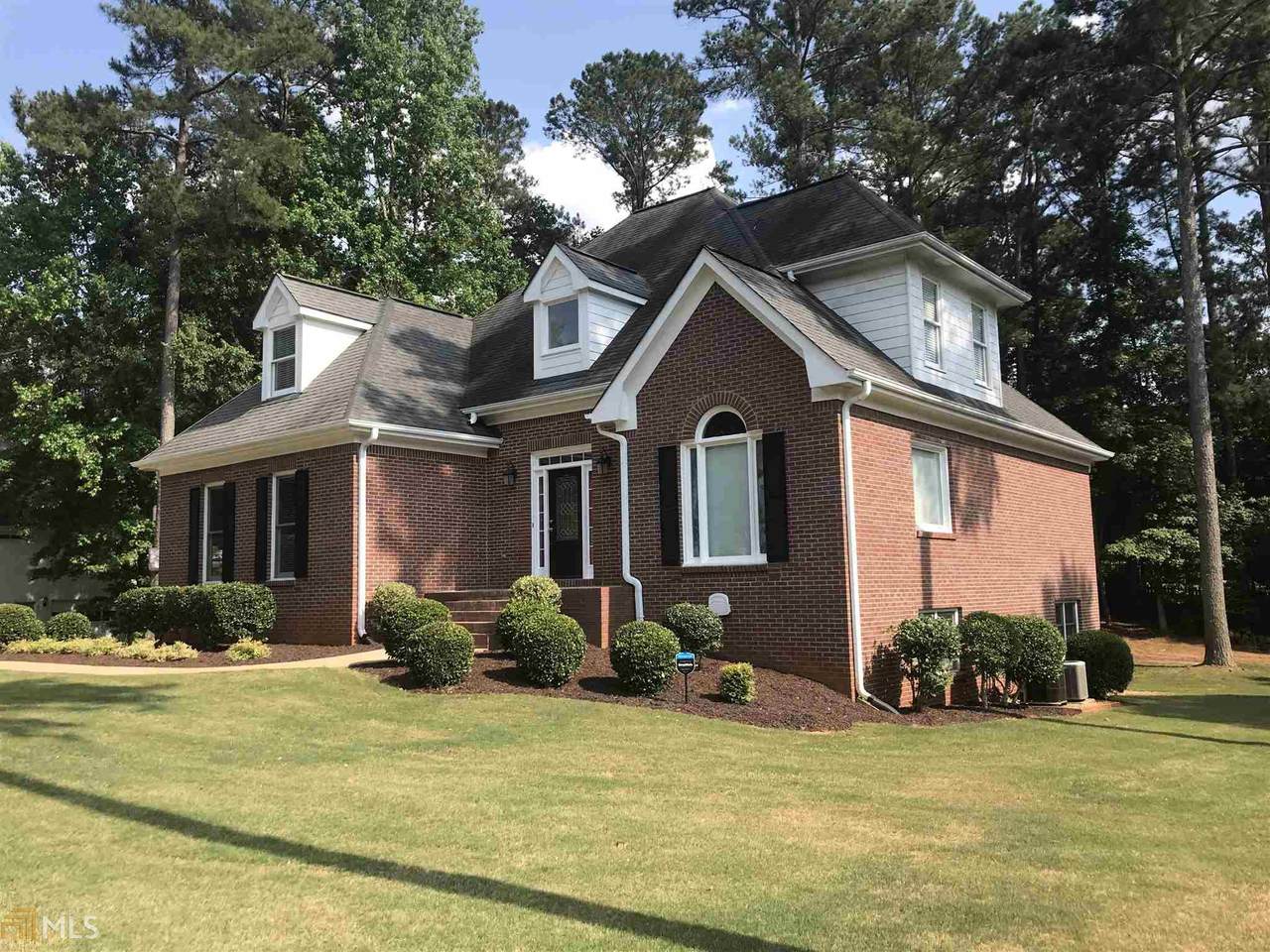 1085 Lullwater Cir - Photo 1