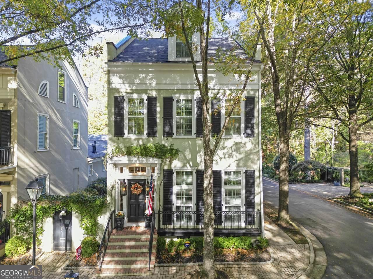 300 Abercorn Square - Photo 1