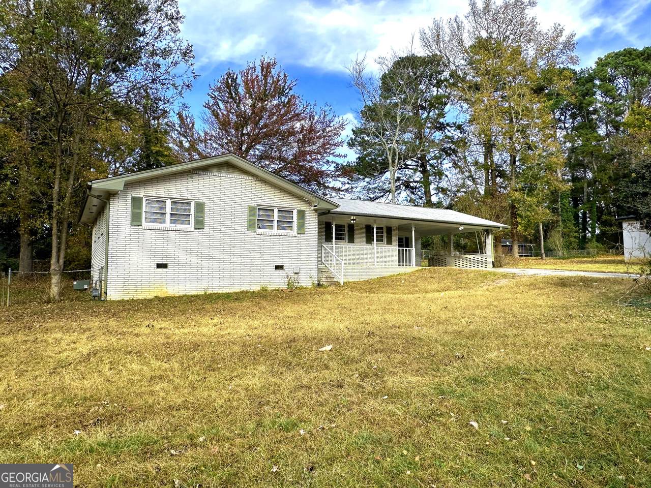 423 Center Circle - Photo 1