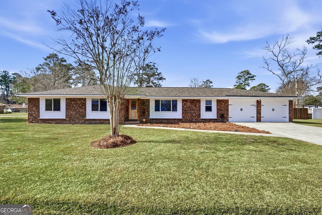 303 Pinewood Drive - Photo 1