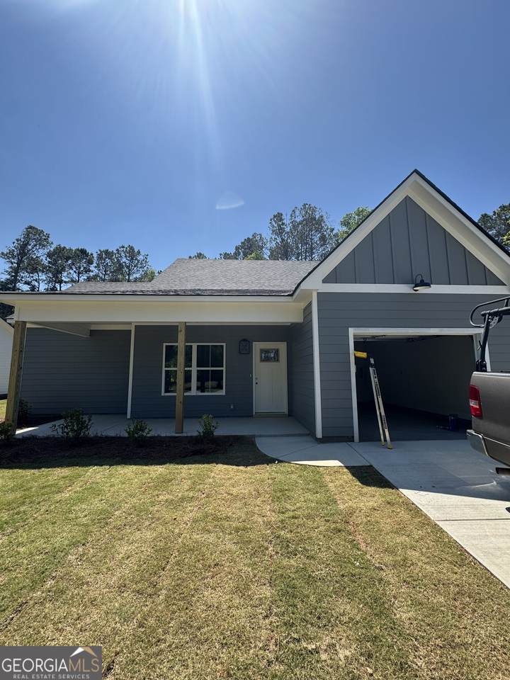 201 Oak Avenue - Photo 1