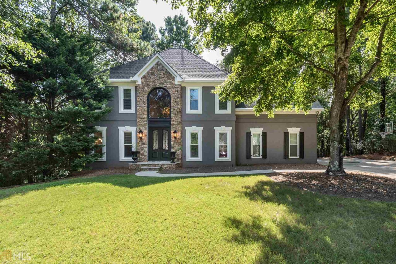 1045 Longwood Dr - Photo 1
