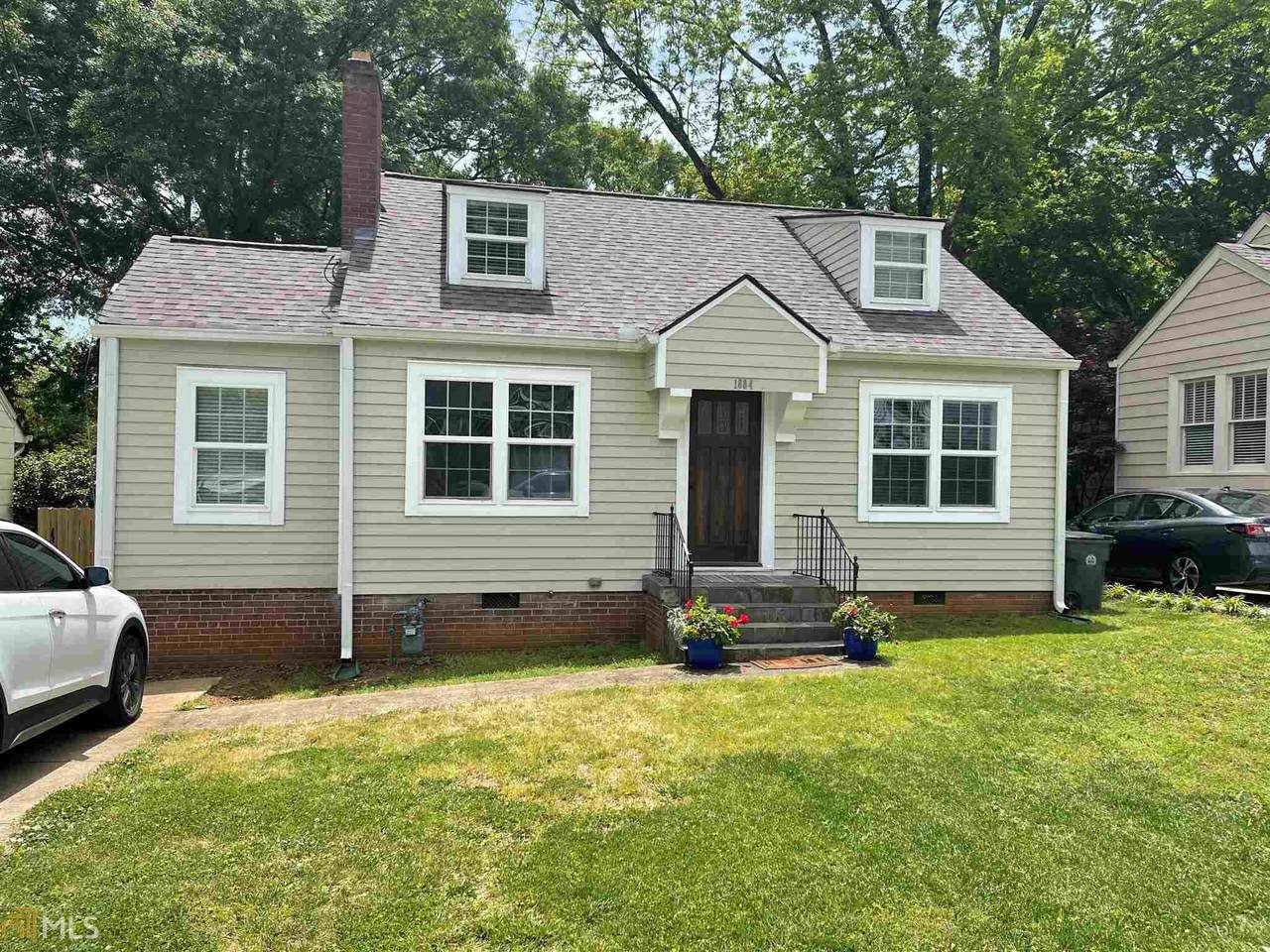 1884 Spring Ave - Photo 1