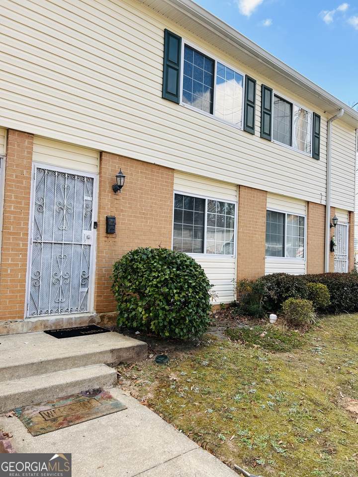 405 Fairburn Road - Photo 1