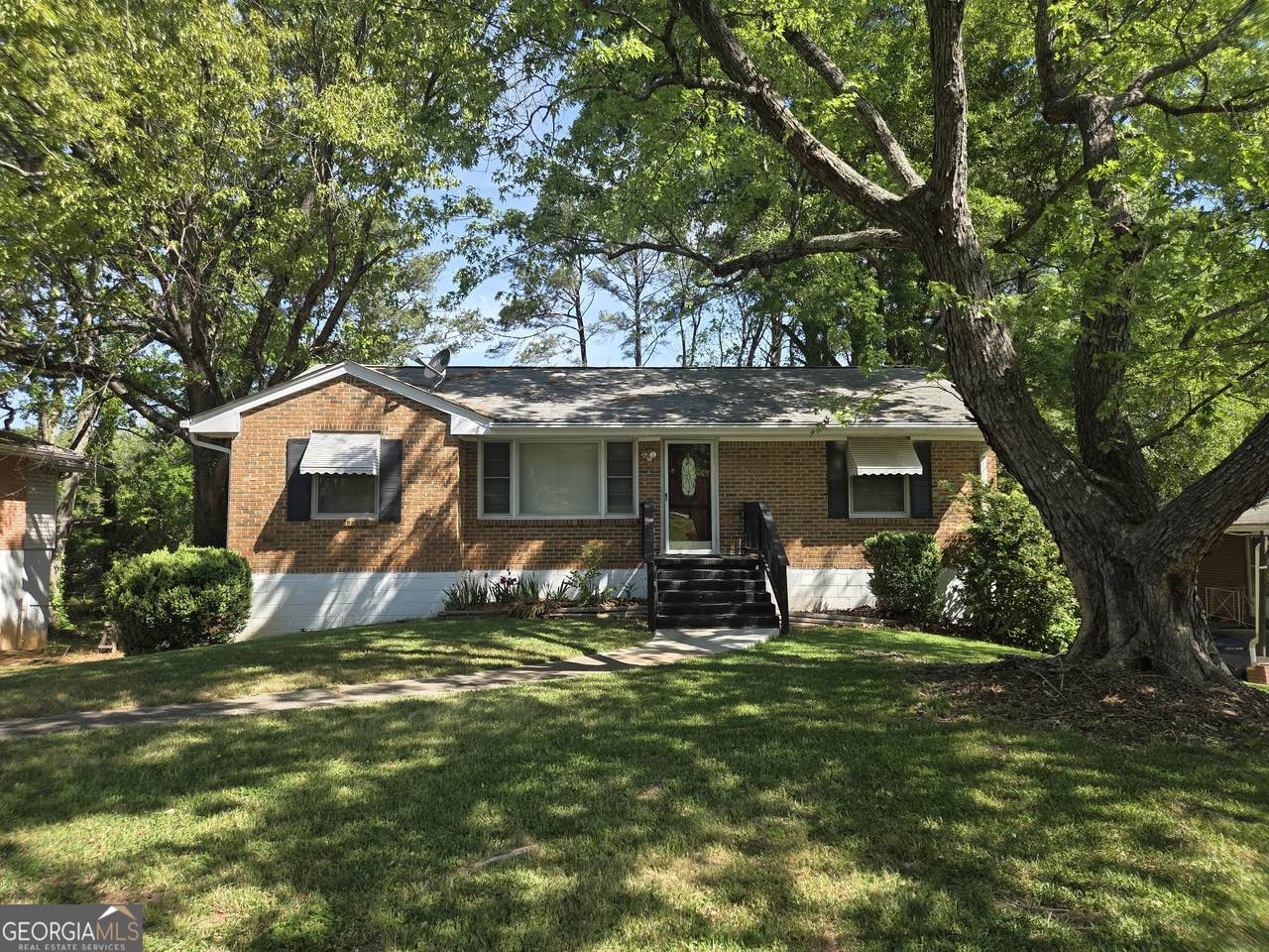 1100 Parkwood Drive - Photo 1