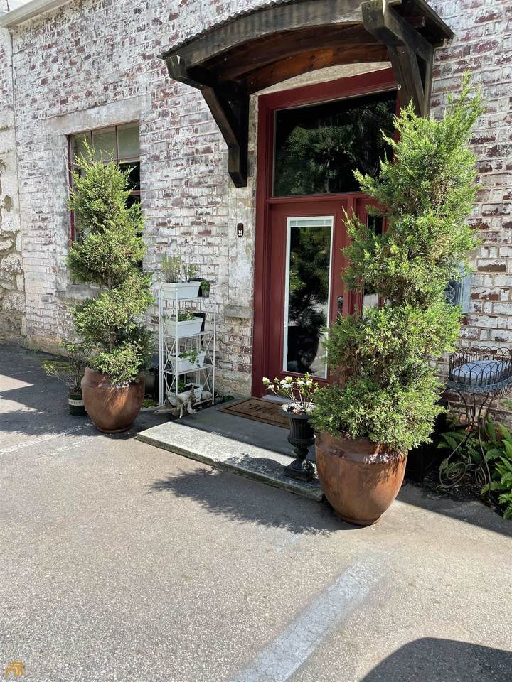 585 White Circle - Photo 1
