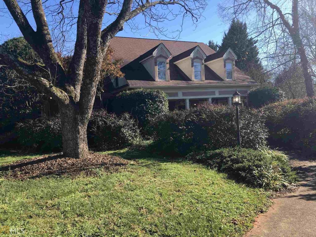 1050 Summit Cir - Photo 1