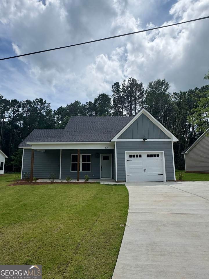 201 Oak Avenue - Photo 1