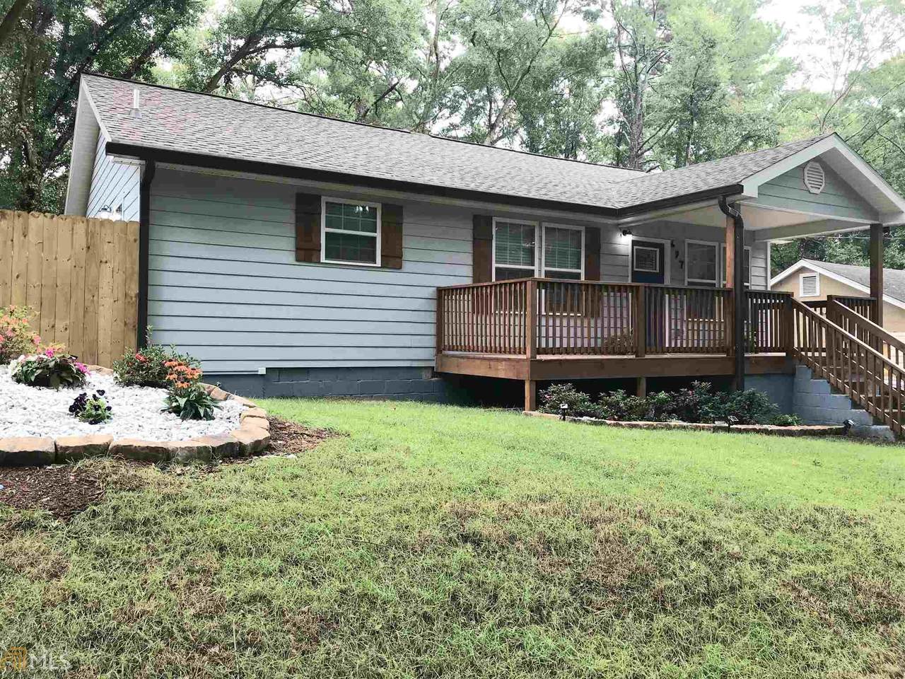 697 Woods Dr - Photo 1