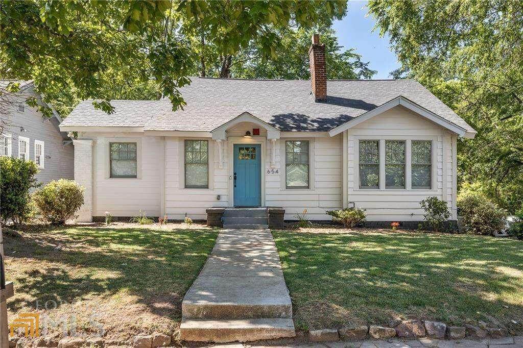 654 Gillette Avenue - Photo 1