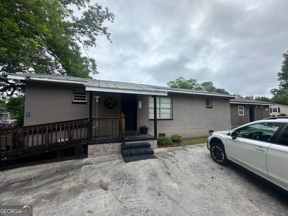 648 Ellington Avenue - Photo 1