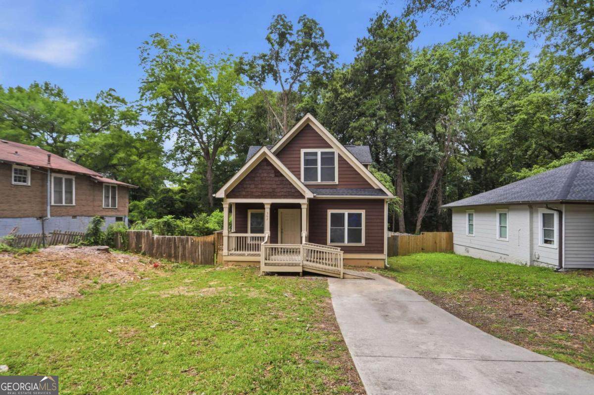 562 Woodlawn Avenue - Photo 1