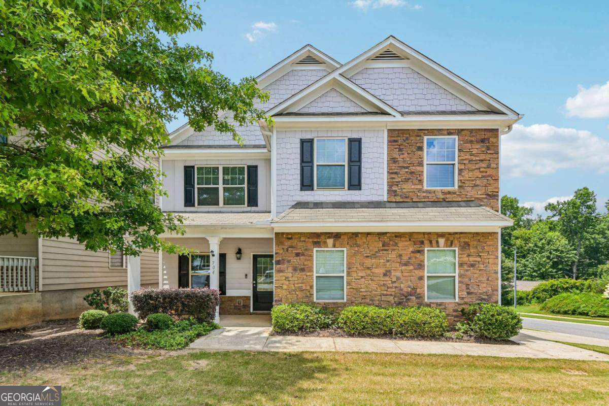 704 Pineglen Drive - Photo 1