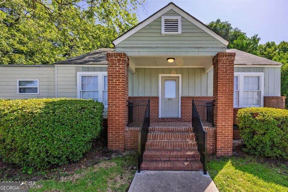825 Maple Street - Photo 1