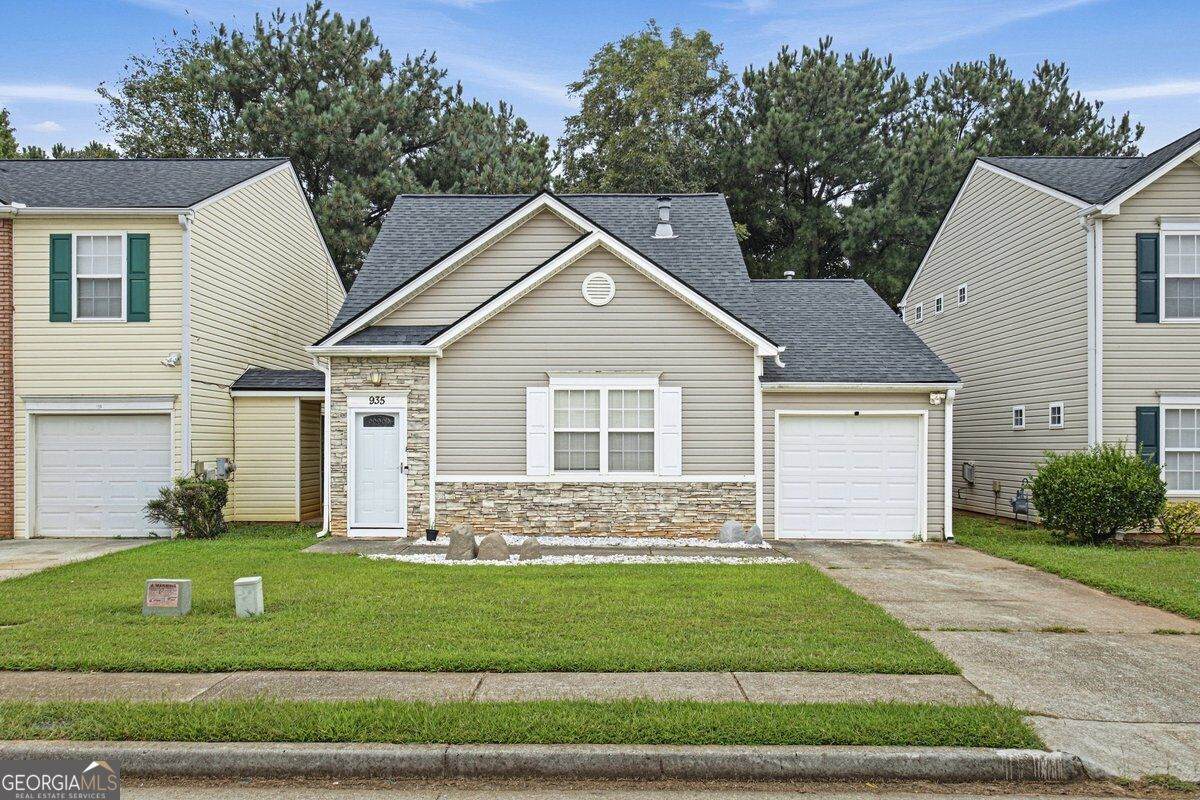 935 Lakeside Circle - Photo 1