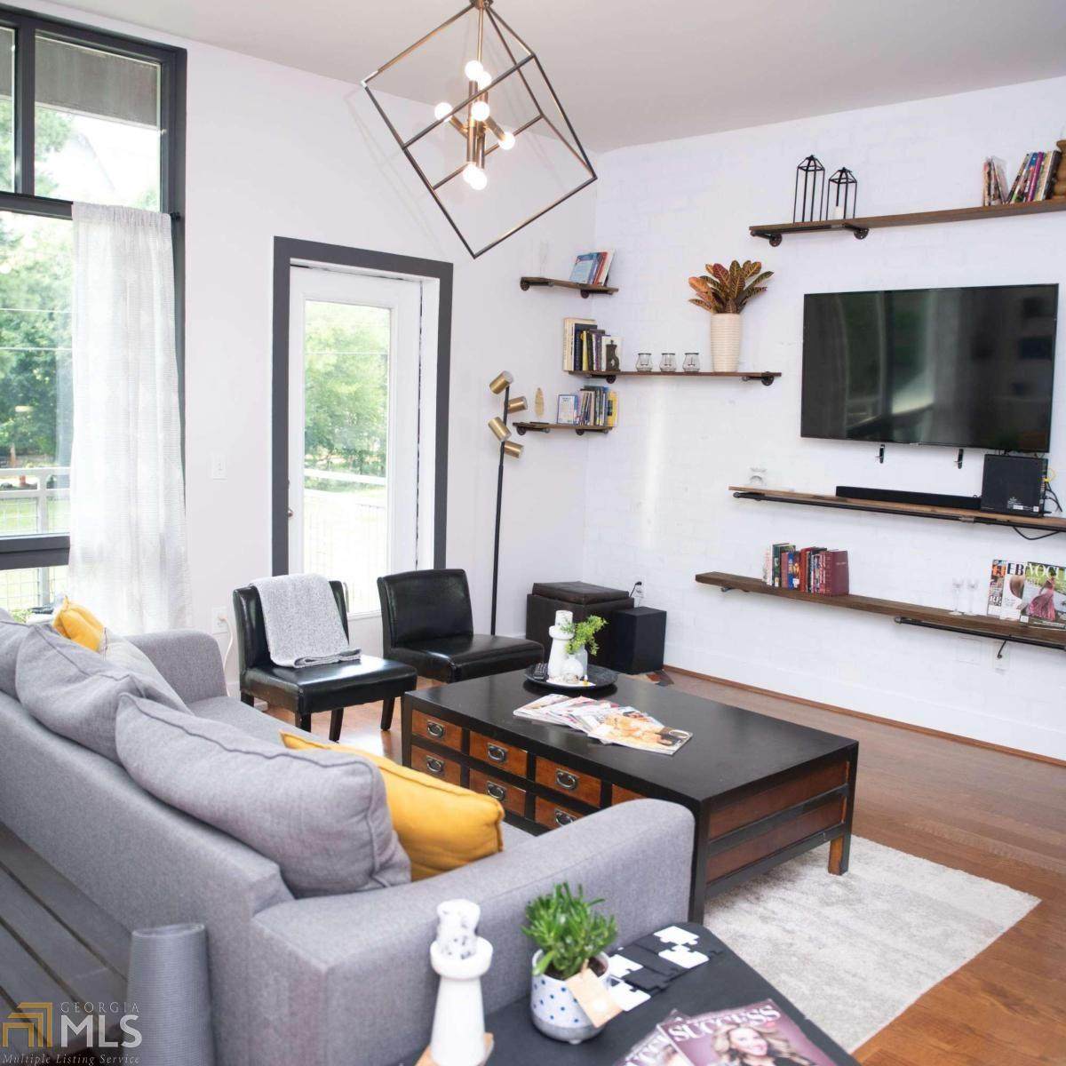 102 Mangum - Photo 1