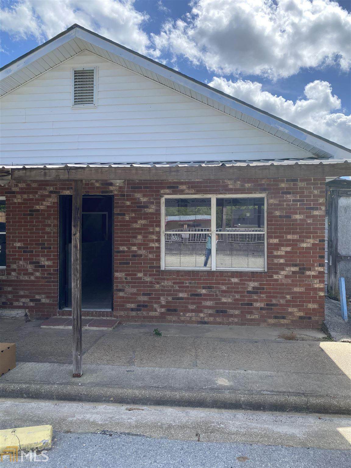 320 Railroad St - Photo 1