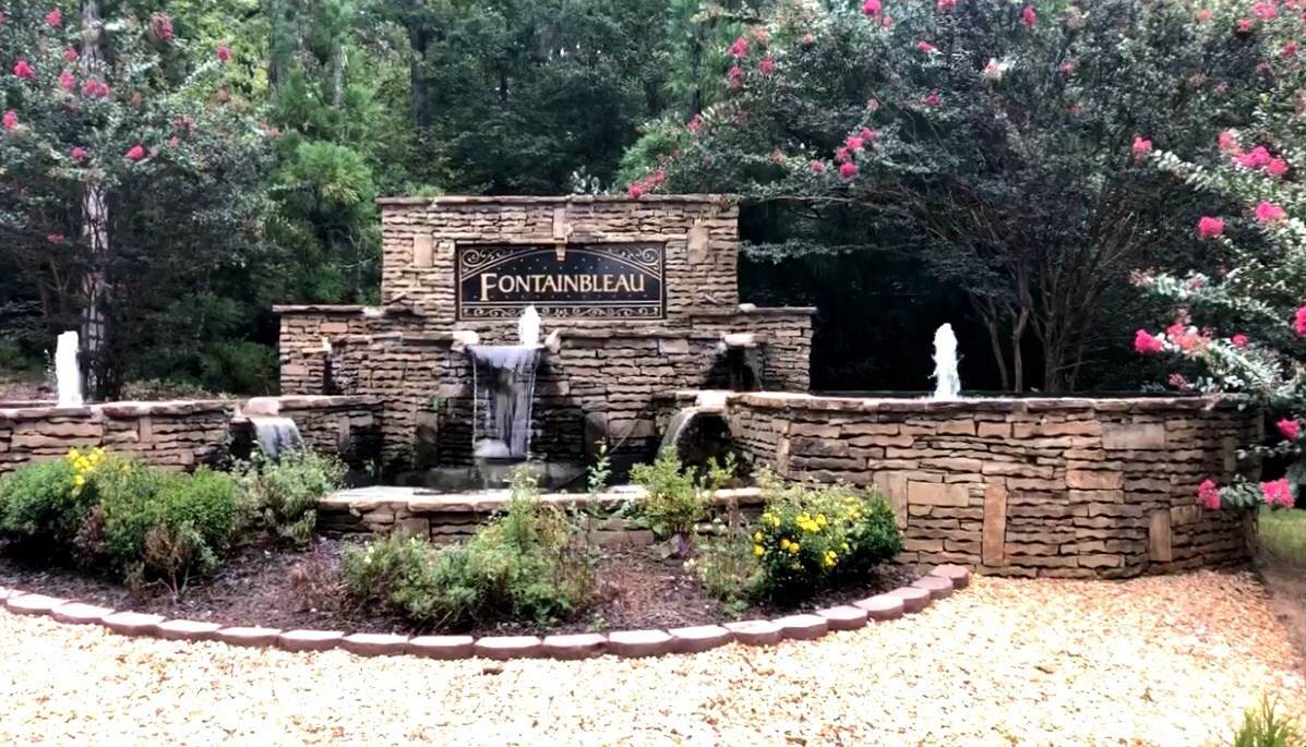 2015 Fontainbleau Drive - Photo 1