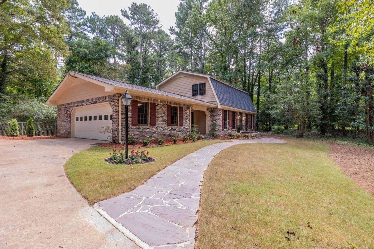 2037 Stoneleigh Drive - Photo 1