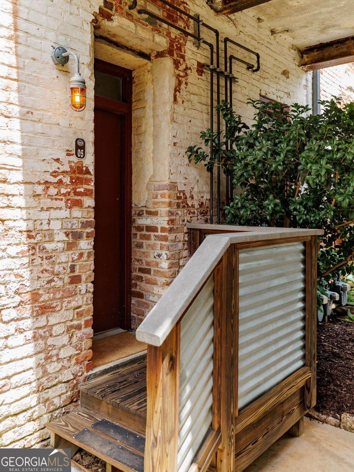 585 White Circle - Photo 1