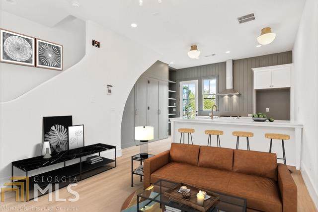 676 Fraser St - Photo 1