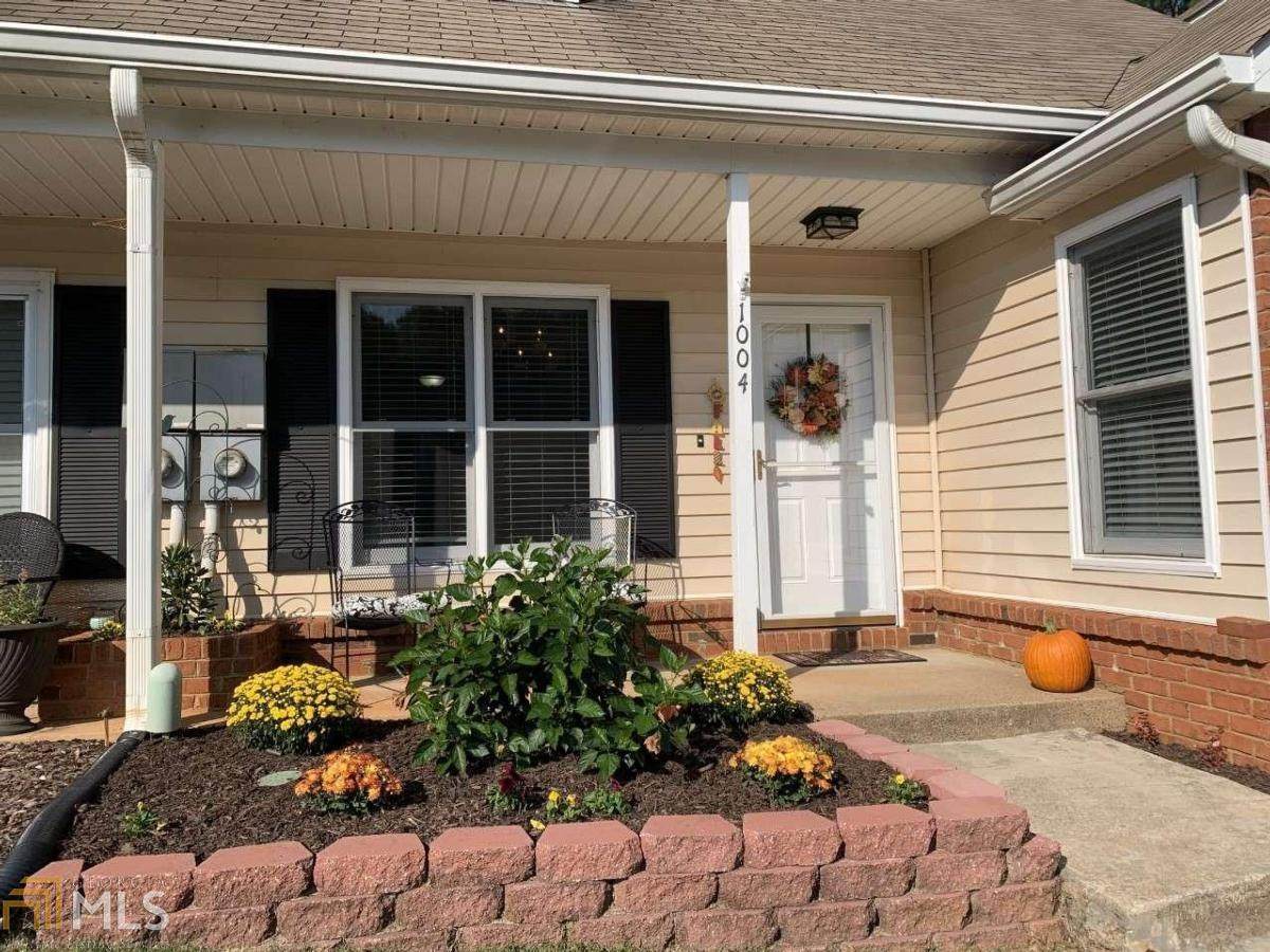 1004 Sasha Ln - Photo 1
