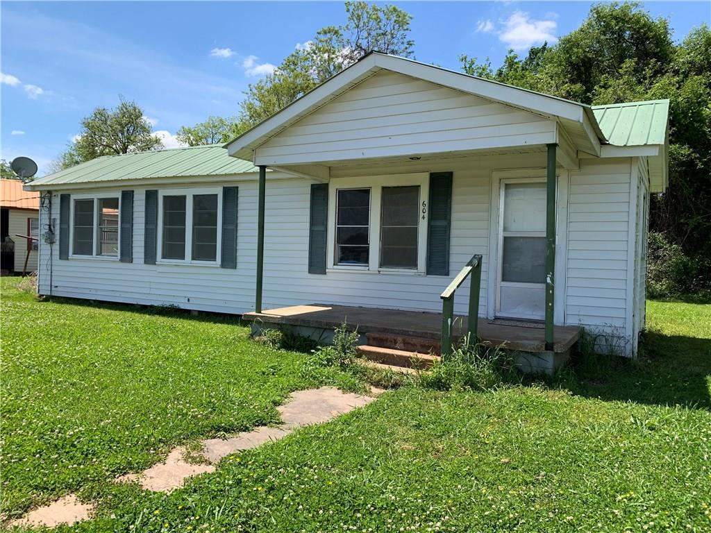 604 East Oak Street - Photo 1