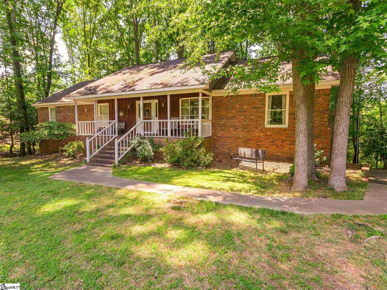 120 Oakwood Drive - Photo 1