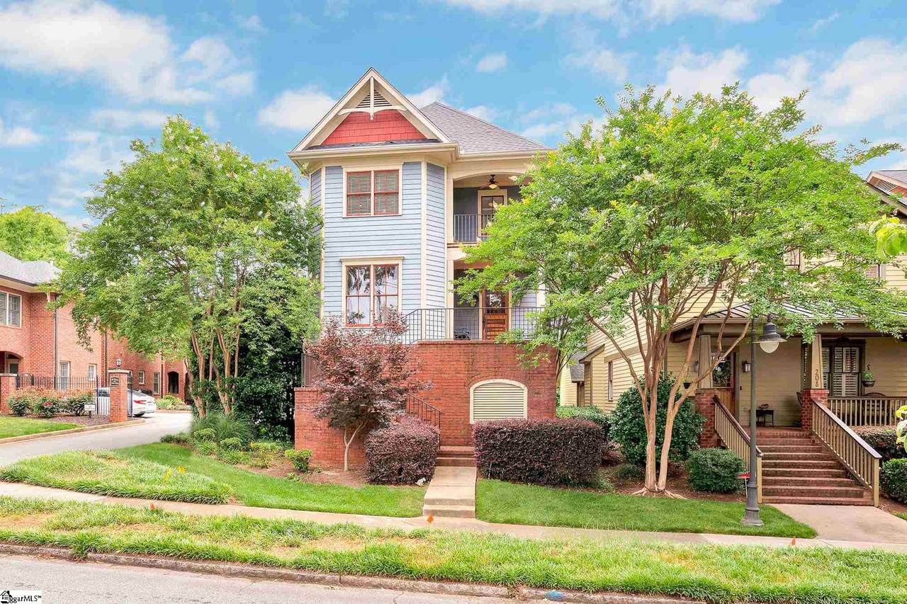 210 Hampton Avenue - Photo 1