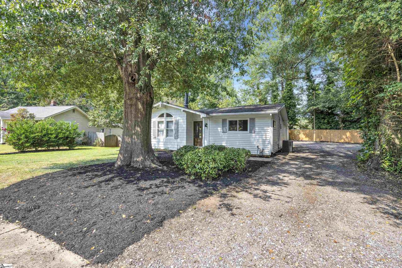 201 Hillcrest Drive - Photo 1
