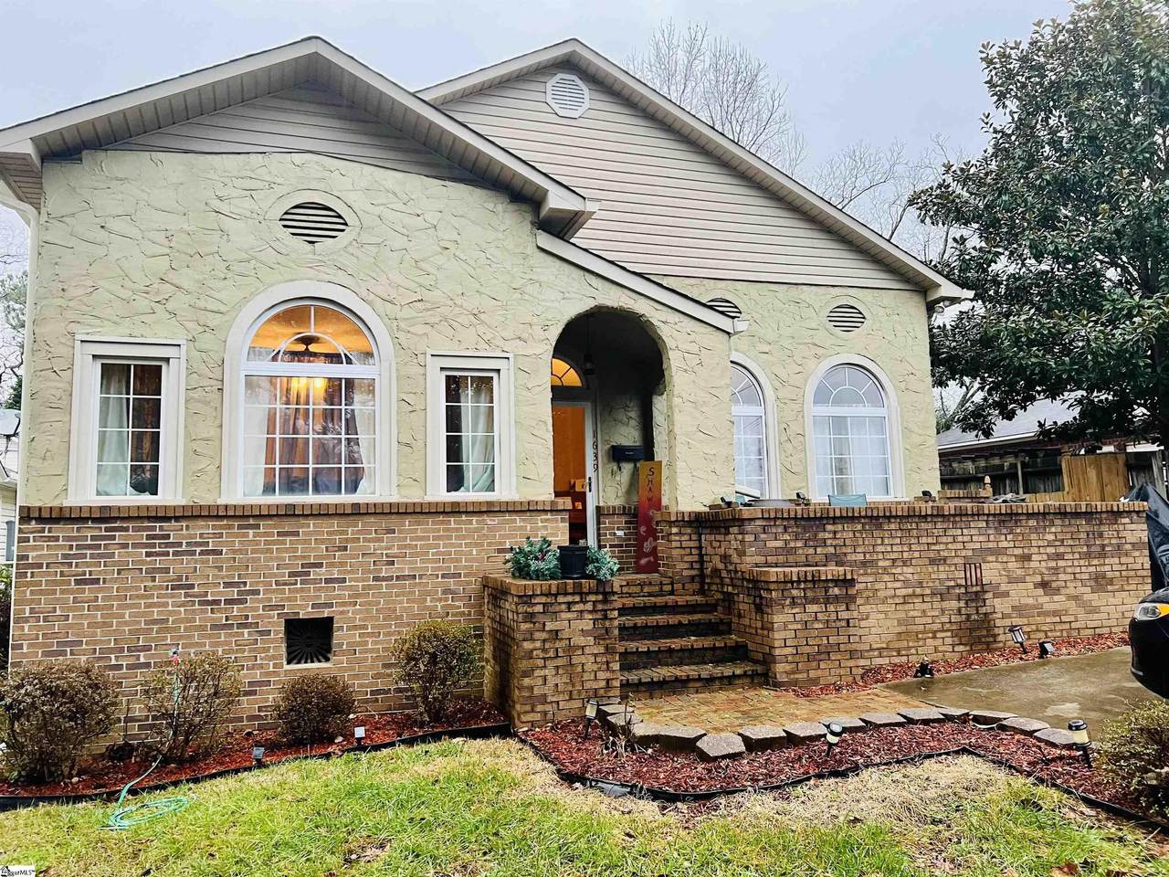 1639 Hillcrest Boulevard - Photo 1