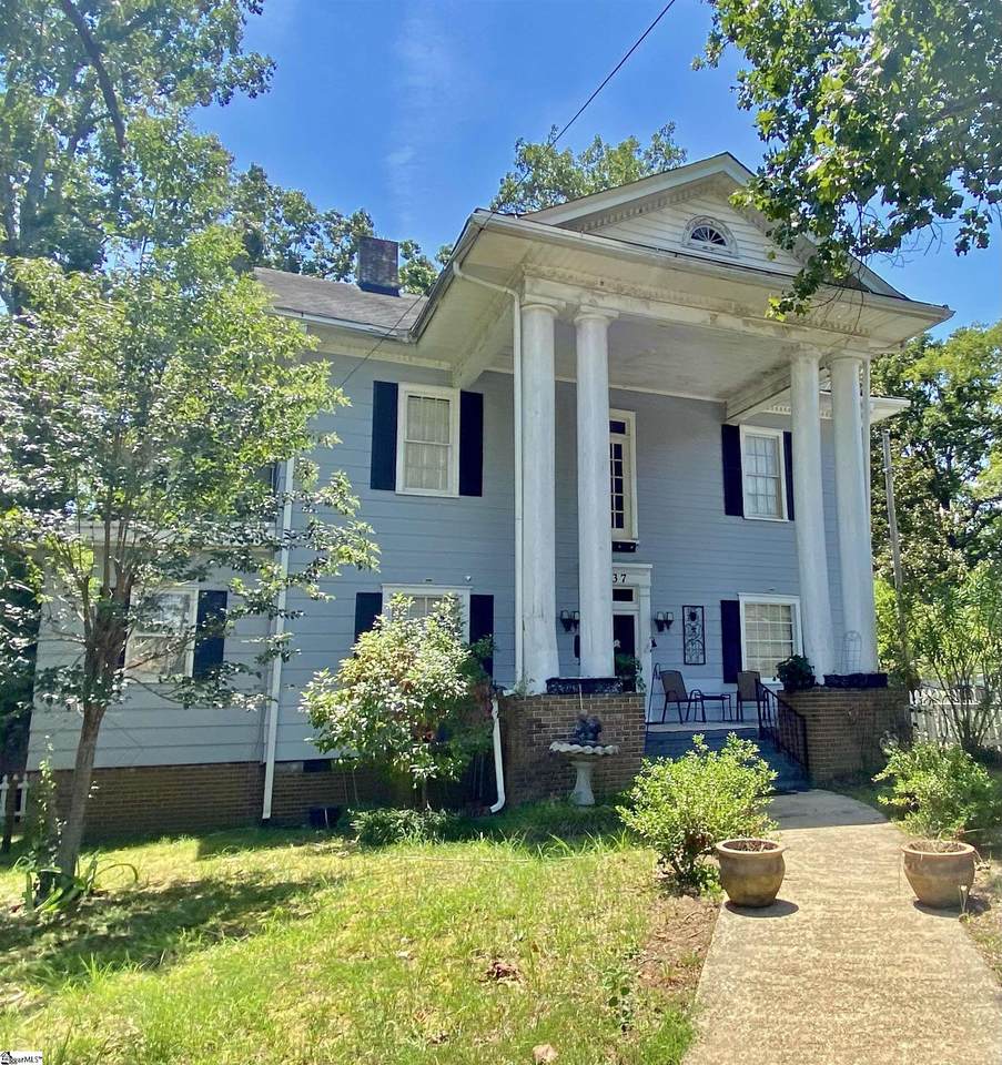137 Hampton Avenue - Photo 1