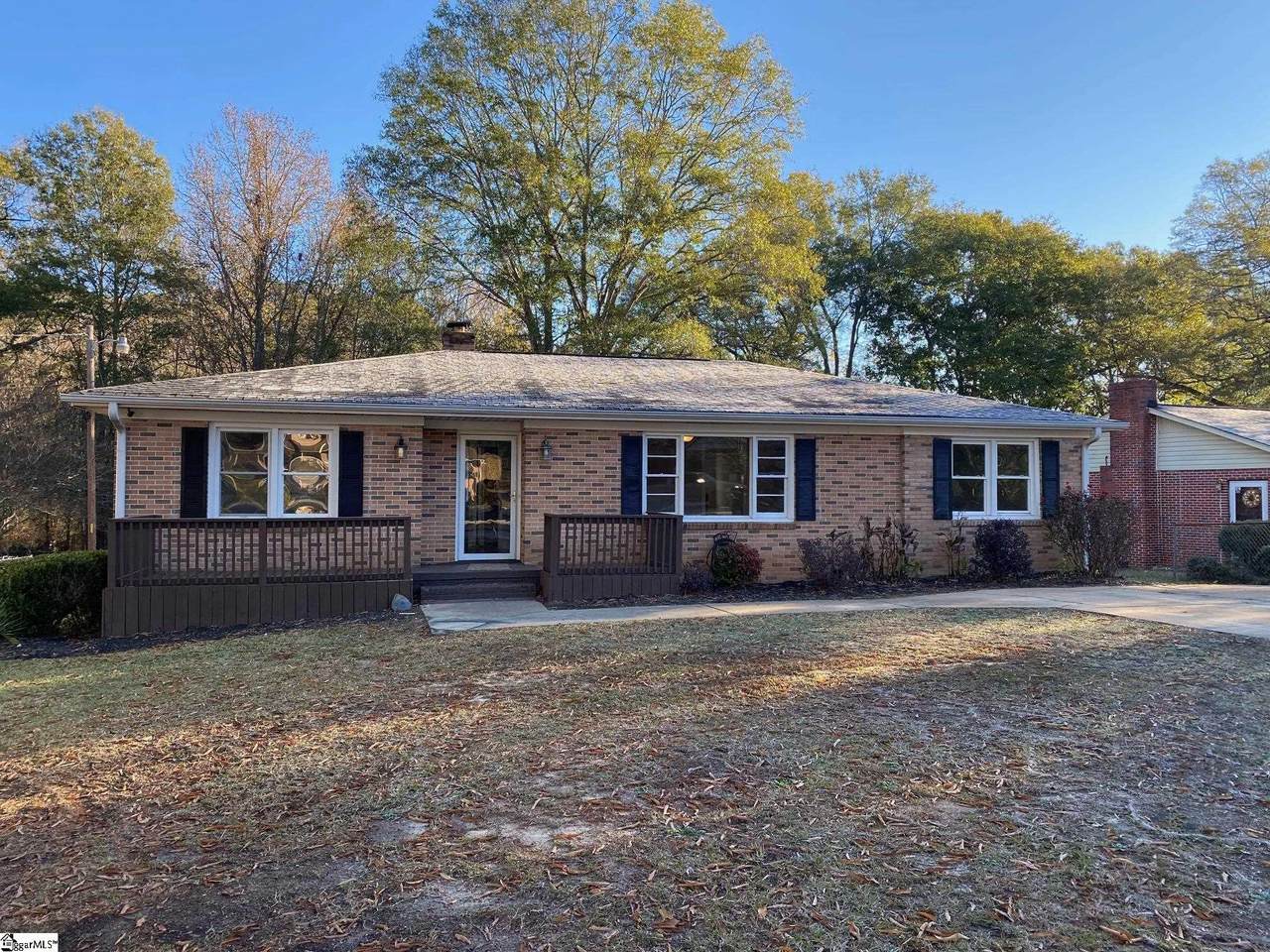 105 Lakewood Drive - Photo 1