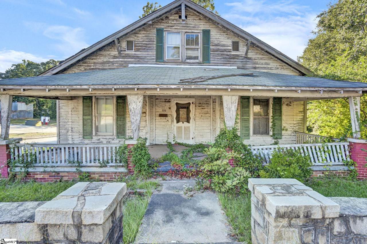 220 Hampton Avenue - Photo 1