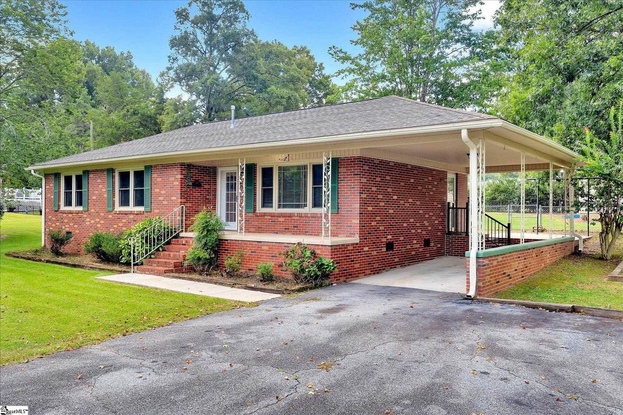 204 Lakewood Drive - Photo 1