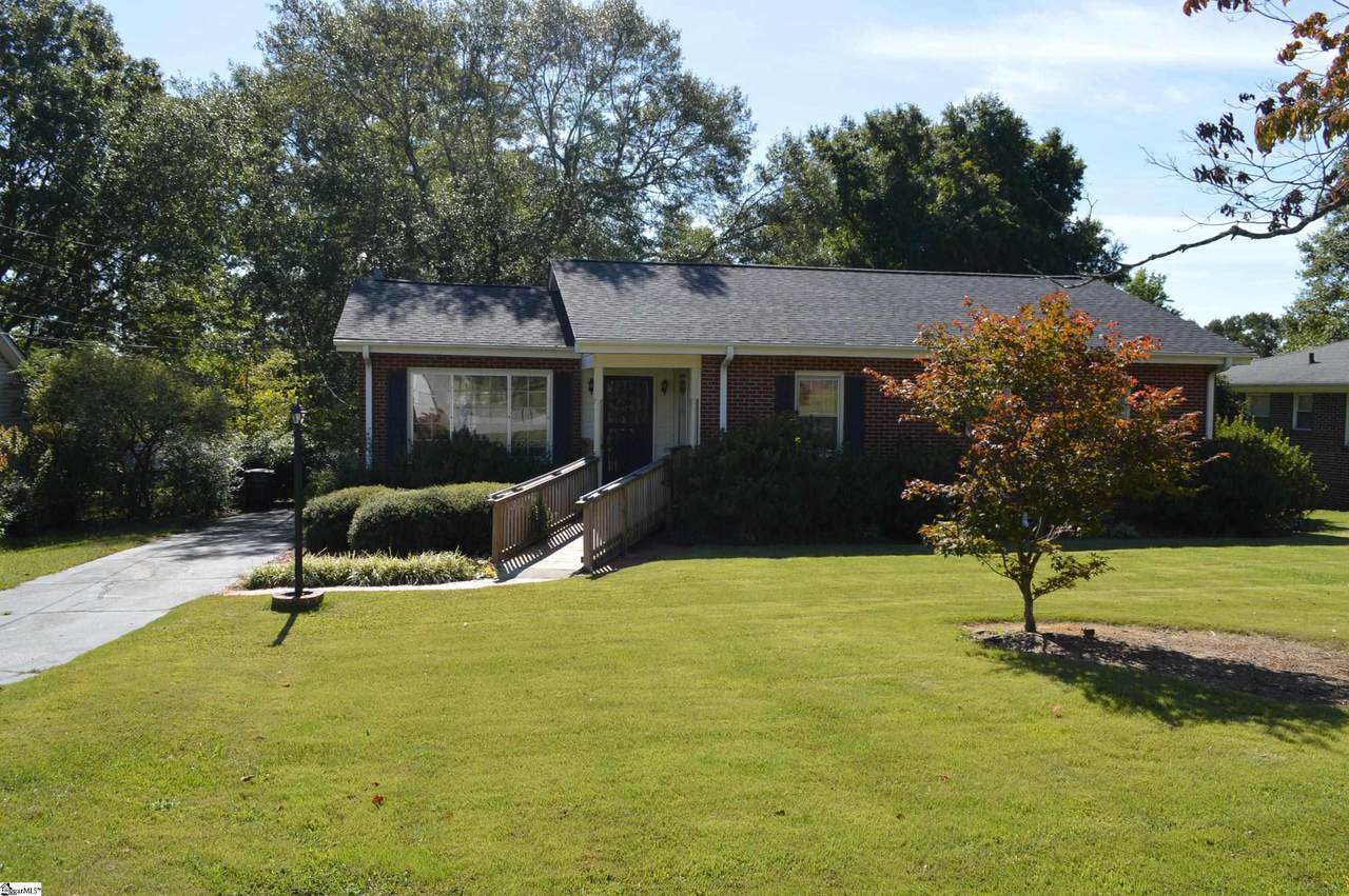 206 Hillside Drive - Photo 1