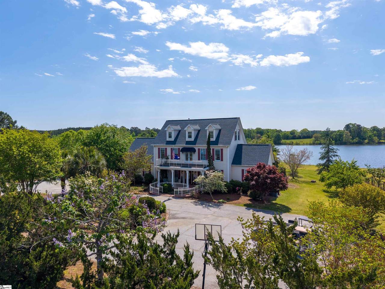 402 Nanaloo Avenue - Photo 1