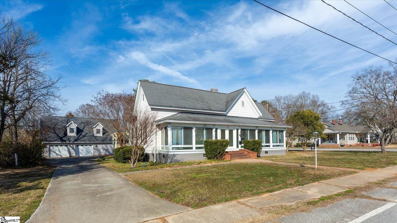 302 Hampton Avenue - Photo 1